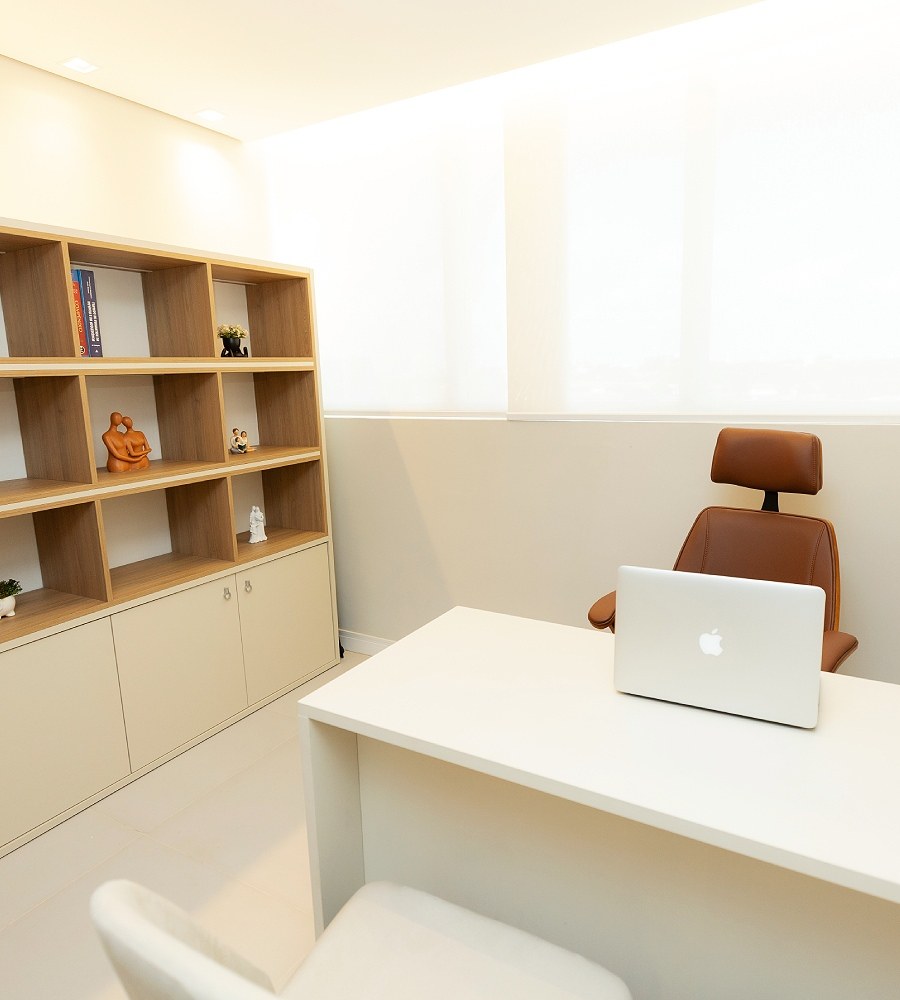 Sala de espera do consultório com poltronas